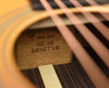 Nahaufnahme: eingravierte Seriennummer auf der Gitarrendecke nahe dem Griffbrettbereich