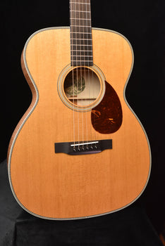 akustikgitarre vorderansicht mit schallloch, stegplatte und saitenansatz