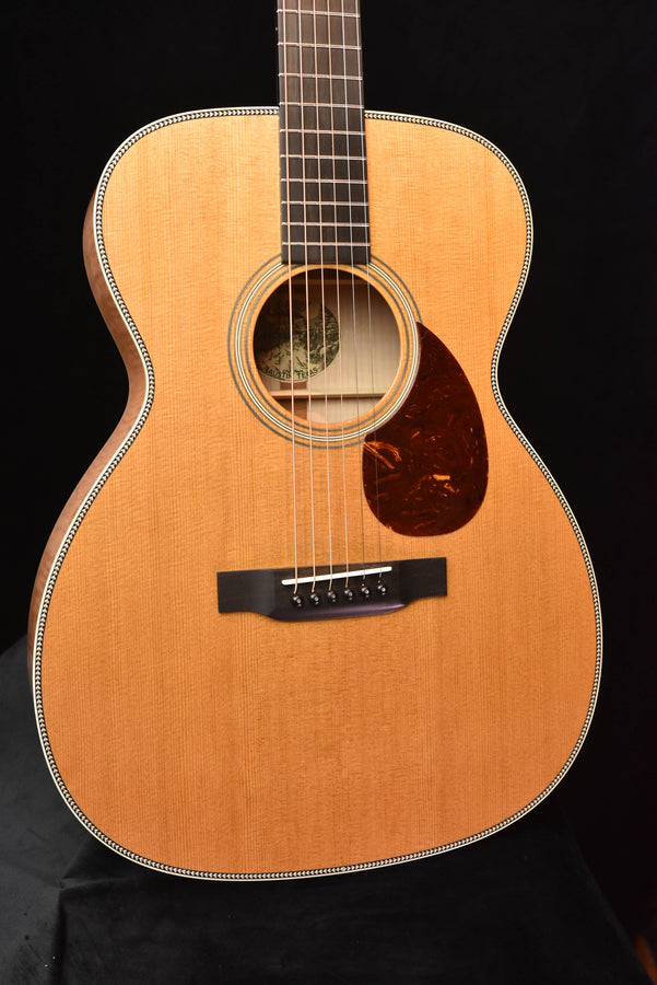 Akustikgitarre Vorderansicht mit Schallloch, Stegplatte und Saitenansatz