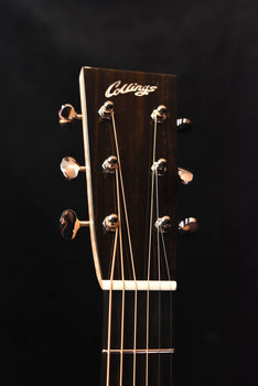 gitarren-kopfplatte mit collings-logo und mechaniken, seitliche ansicht
