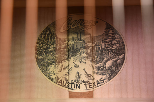 rundes holzplättchen mit schrift „austin texas“ und bildmotiv auf dem korpus