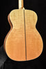 Rückseite der Akustikgitarre mit deutlicher Flamed-Maple Maserung