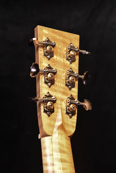 kopfplatte von akustikgitarre, sechs mechaniken und saitenhalterung