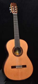 klassische gitarre mit zedern-top, zierrosette am schallloch und saiten
