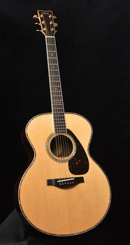 yamaha jumbo acoustic guitar, natural top with tortoise-style pickguard