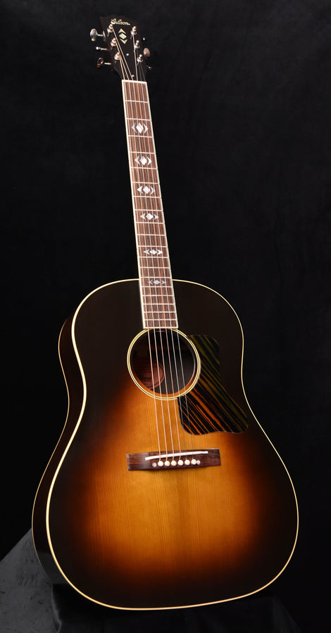 Gibson acoustic jumbo guitar with sunburst body and rosewood-style bridge