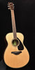 Yamaha FS830 Akustikgitarre in Natural, Front mit Schalloch und schwarzem Plektrumschutz
