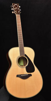 yamaha fs830 akustikgitarre in natural, front mit schalloch und schwarzem plektrumschutz