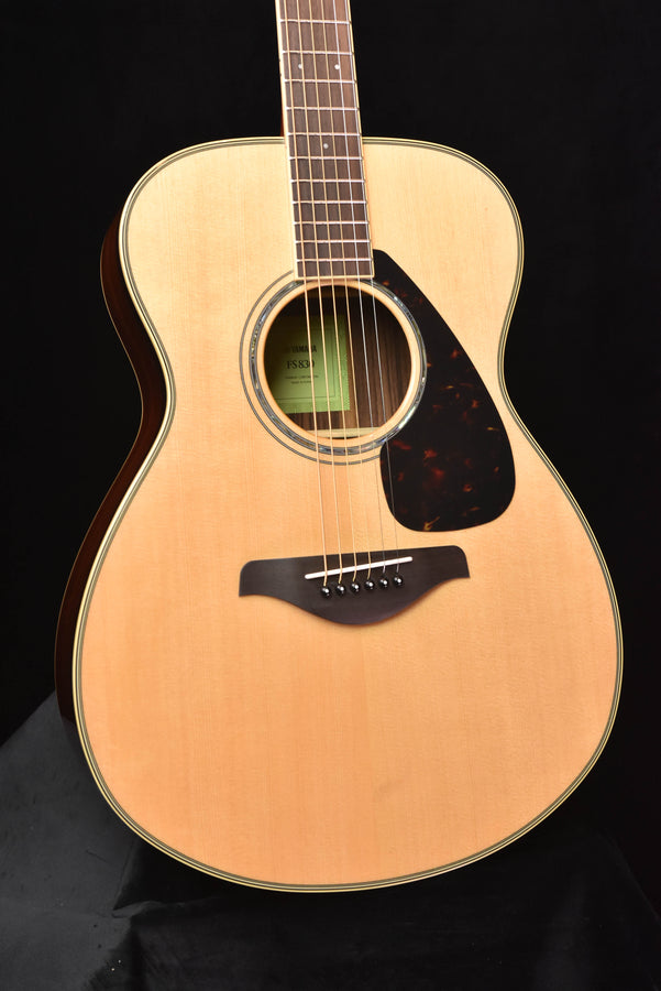 Akustikgitarre FS830 Natural, Frontansicht mit Schalloch, Steg und 6 Saiten