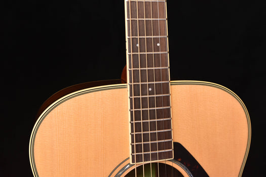 akustikgitarre natural: hals und bünde über dem schalloch, blick von vorne