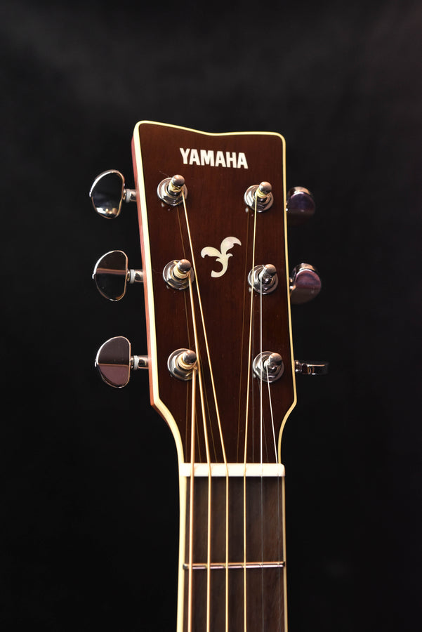 Gitarrenhals-Ansicht: Kopfplatte mit Yamaha-Schriftzug und 6 Stimmmechaniken