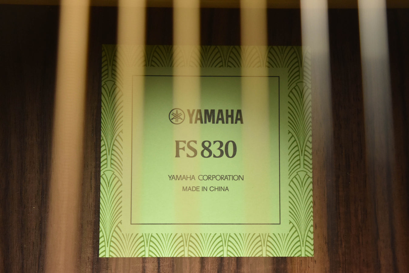 FS830 Typenschild auf der Innenseite der Akustikgitarre, mit Yamaha-Logo