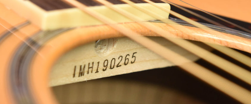 seriennummer iwh190265 auf dem etikett im korpus der akustikgitarre