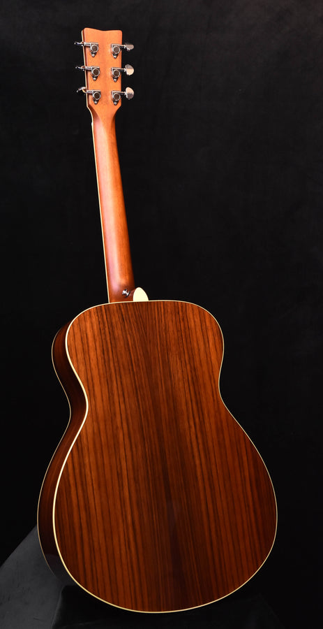 Akustikgitarre: Rückansicht mit dunklem Holzfinish und hellem Einfassungsrand