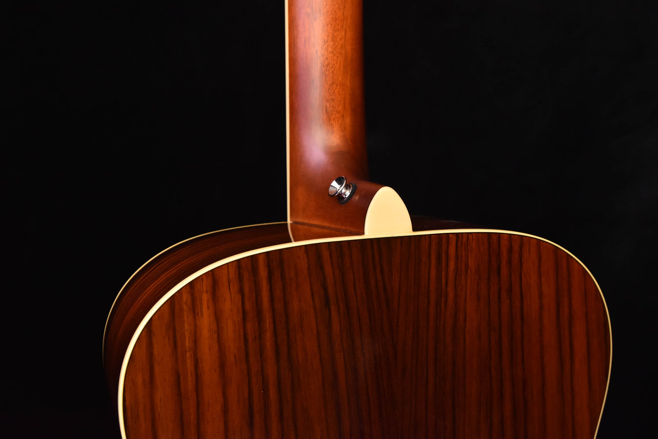 Akustikgitarre: Halsansatz und Oberseite des Korpus mit hellem Einfassungsrand