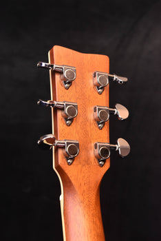 stimmkopf von hinten: 6 mechaniken an der kopfplatte der akustikgitarre