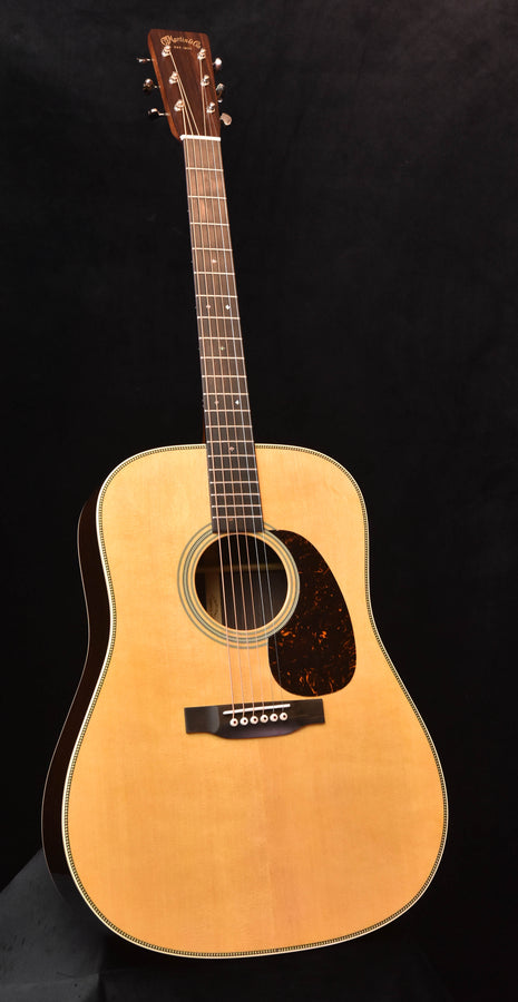 Martin Super HD-28 Akustikgitarre, Frontansicht mit Schallloch und Steg