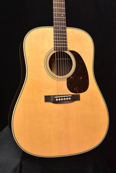 akustikgitarre frontansicht mit schallloch, schwarzem pickguard und steg