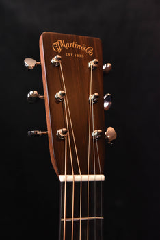akustikgitarre kopfplatte mit „martin & co“ schriftzug und stimmwirbeln