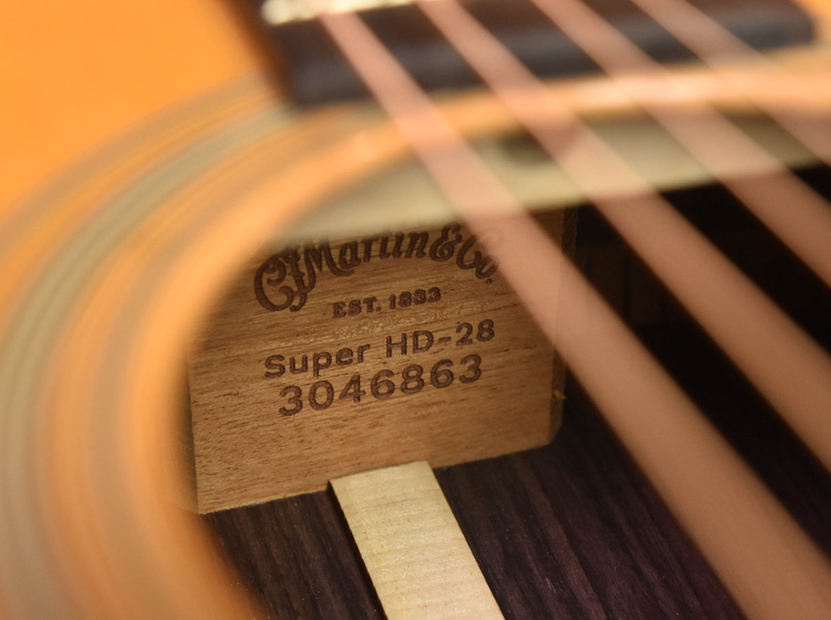 Holzaufdruck am Gitarrenhals: „Super HD-28“ und Nummer „3046863“