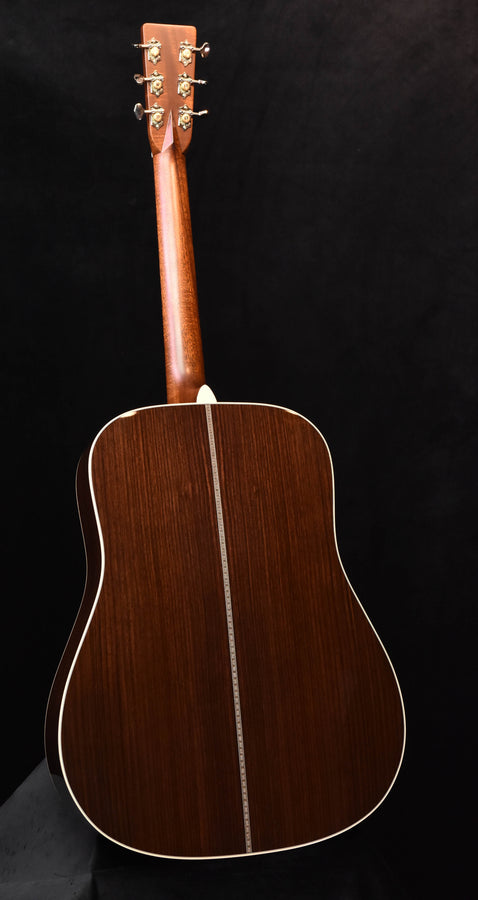 Akustikgitarre Rückseite mit dunklem Holz, hellem Binding und Mittelnarbe