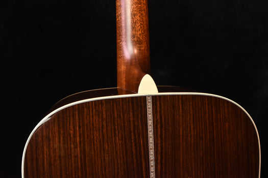 akustikgitarre halsansatz auf der decke mit eingelegtem zierstreifen
