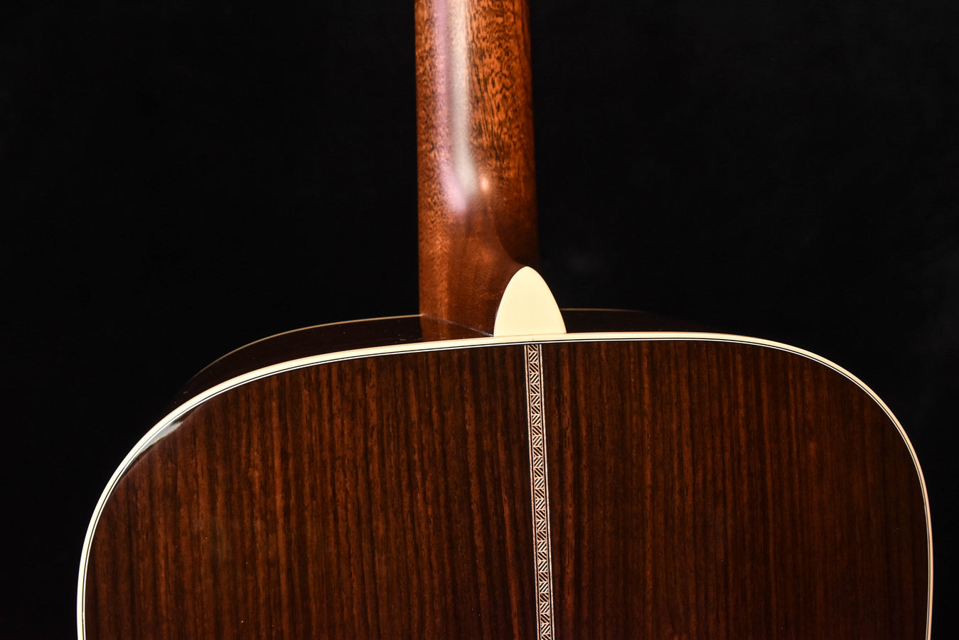 Akustikgitarre Halsansatz auf der Decke mit eingelegtem Zierstreifen