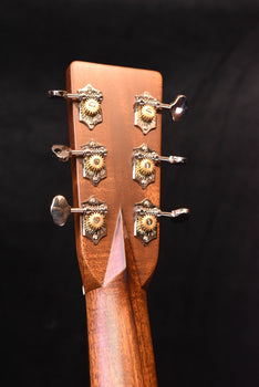 akustikgitarre kopfplatte mit sechs stimmmechaniken und silberfarbenen knöpfen