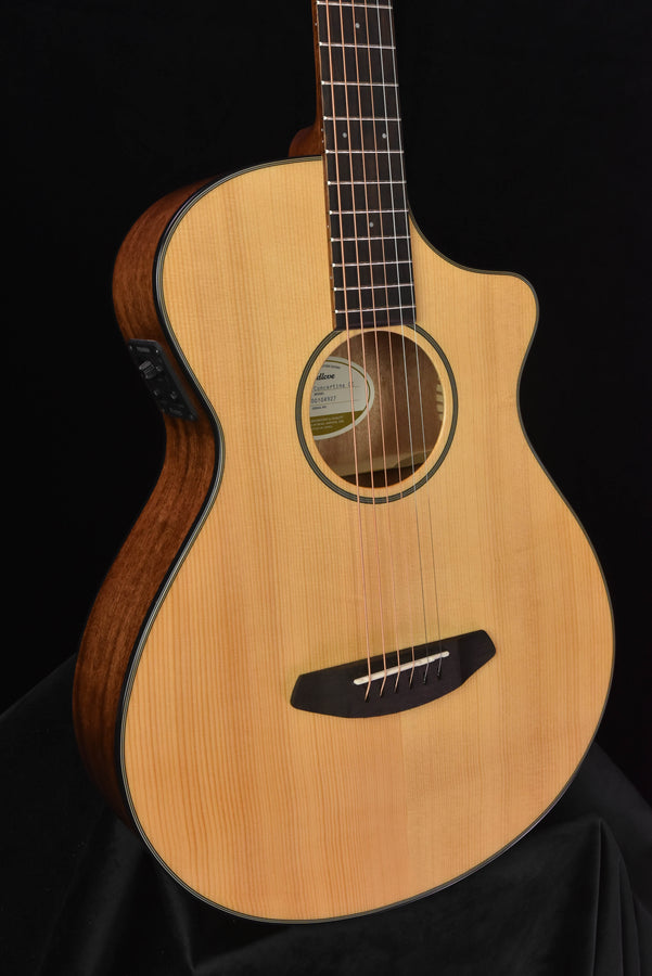 Breedlove Discovery Concertina CE Sitka Spruce and Mahogany