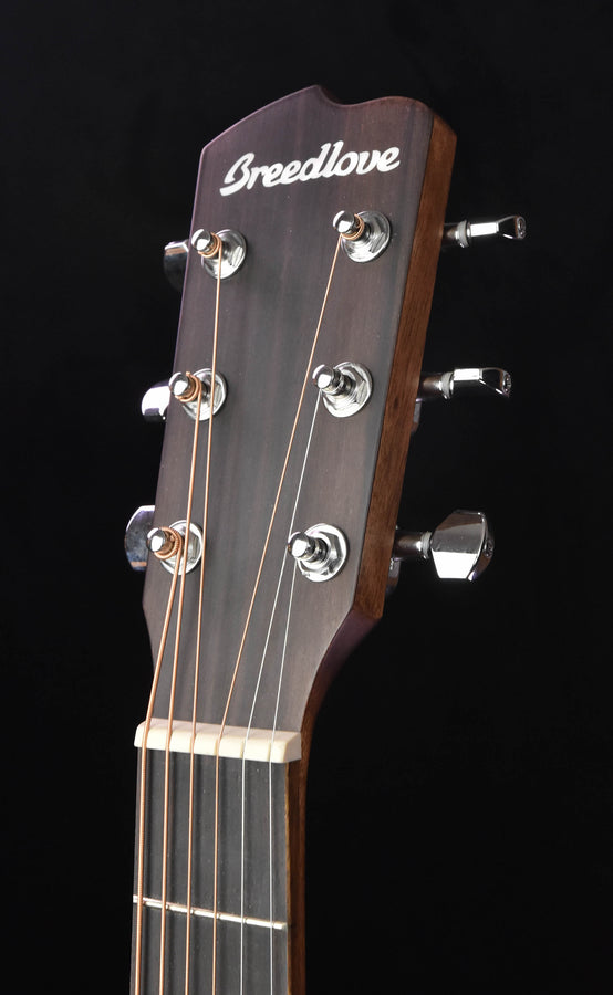 Breedlove Discovery Concertina CE Sitka Spruce and Mahogany