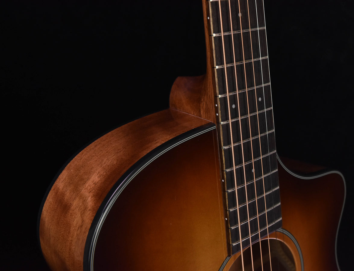 Breedlove Discovery Concertina Sunburst CE Sitka Spruce and Mahogany