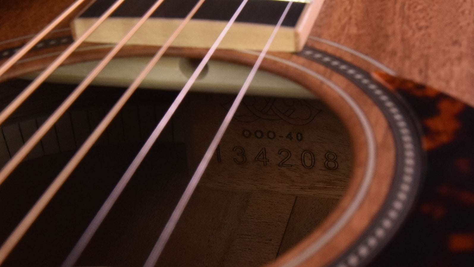 Larrivee Custom 000-40 All Mahogany Dancer Headstock Inlay, Presentation Fretboard inlay