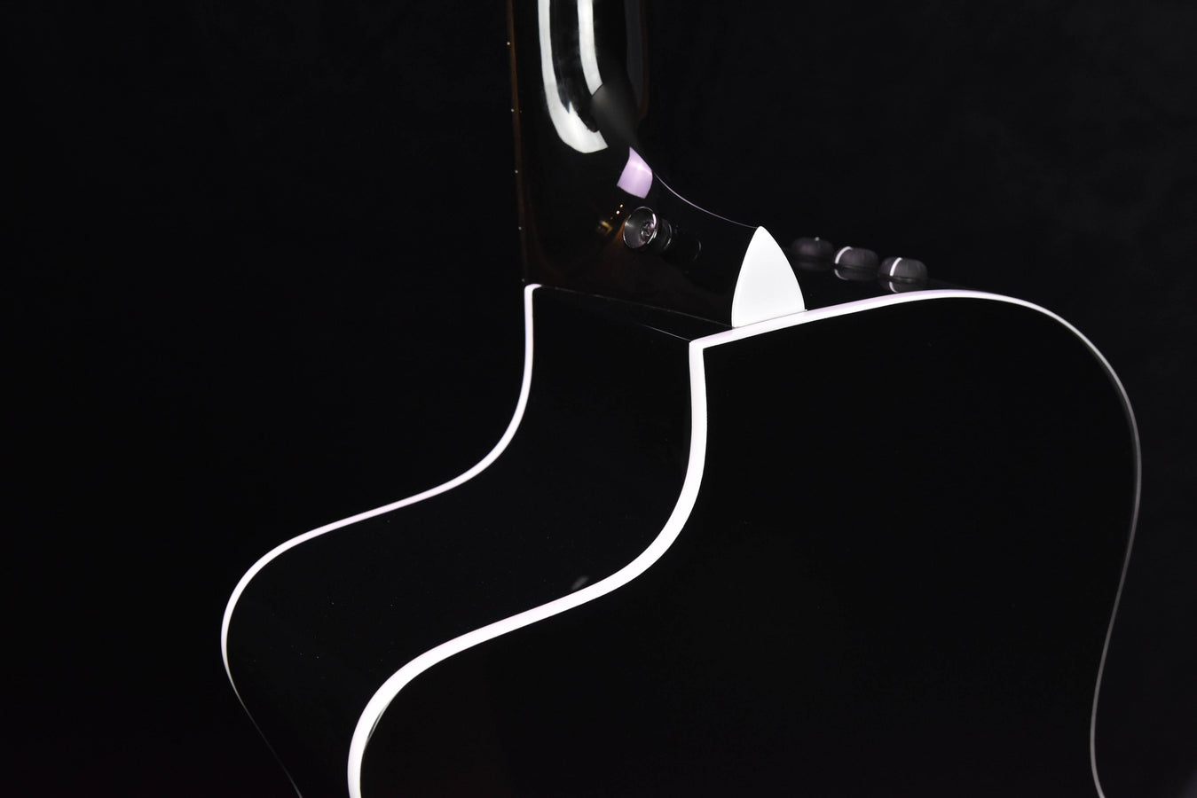 Taylor 214CE-BLK DLX- Sitka Spruce and Maple, Grand Auditorium