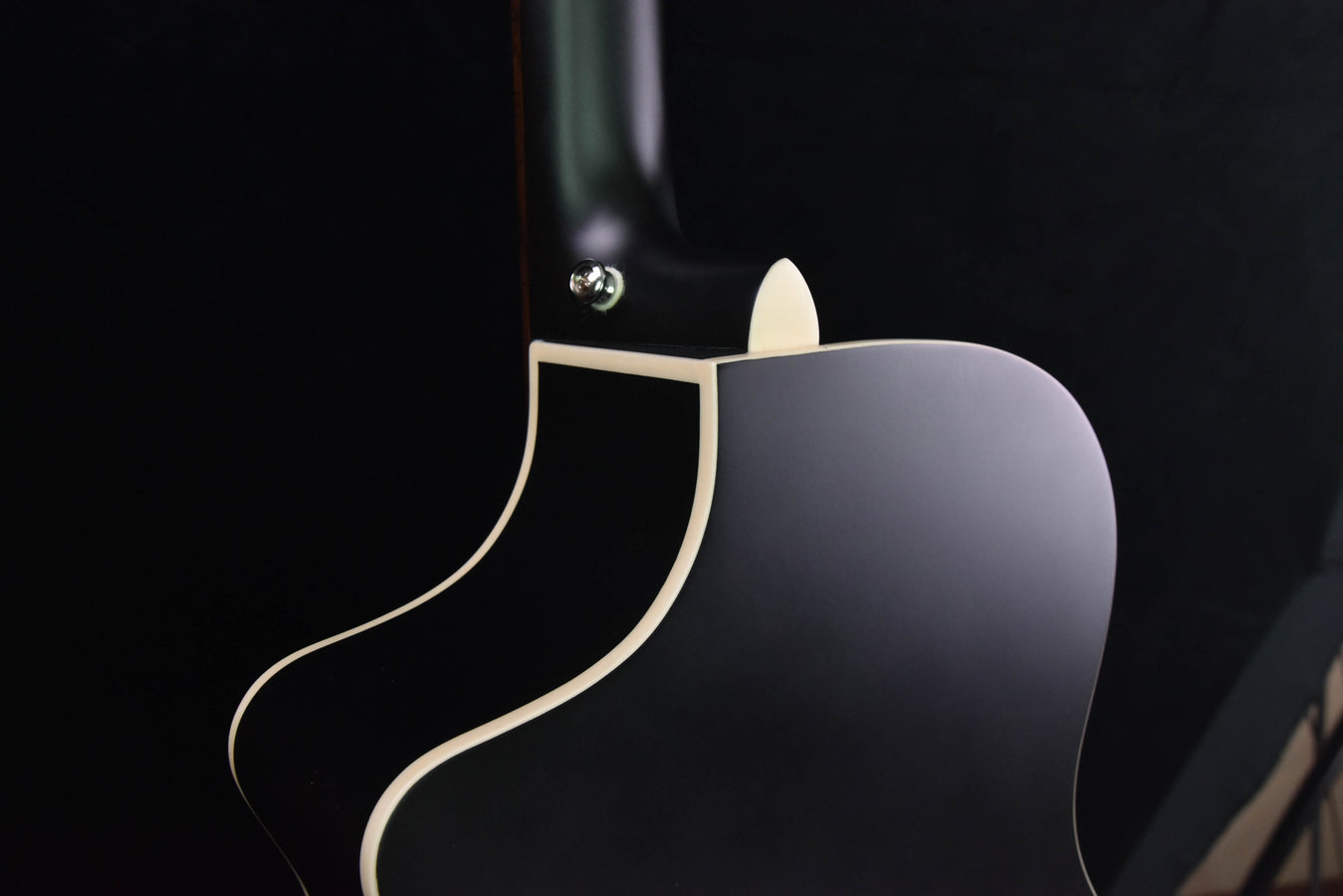 Breedlove Discovery Concert Satin Black CE Sitka/ Mahogany