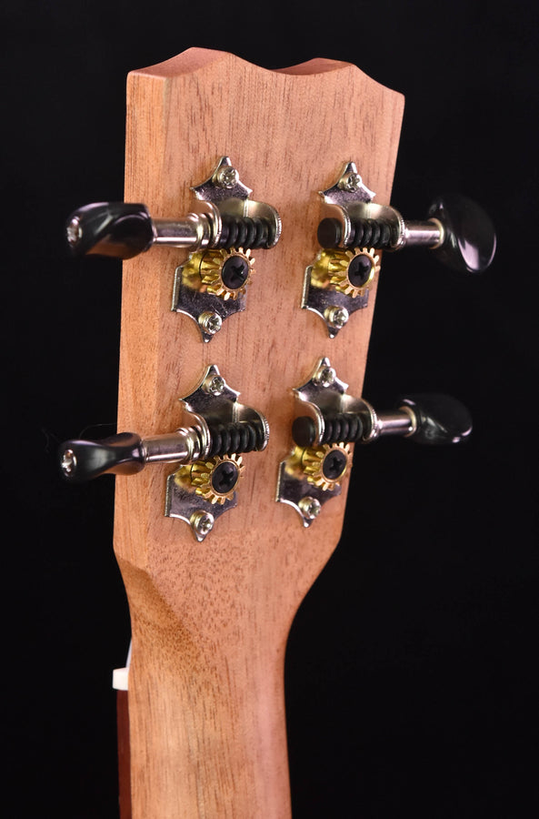 Ukulele-Mechaniken: vier Stimmwirbel auf der Rückseite des Headstocks mit Saitenhaltern