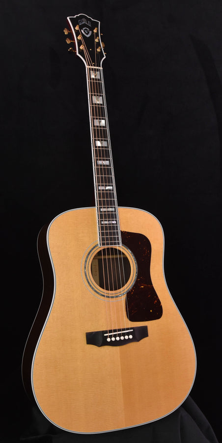 Guild D-55 Natural akustische Gitarre, naturfarbenes Korpus mit Steg und Schallloch