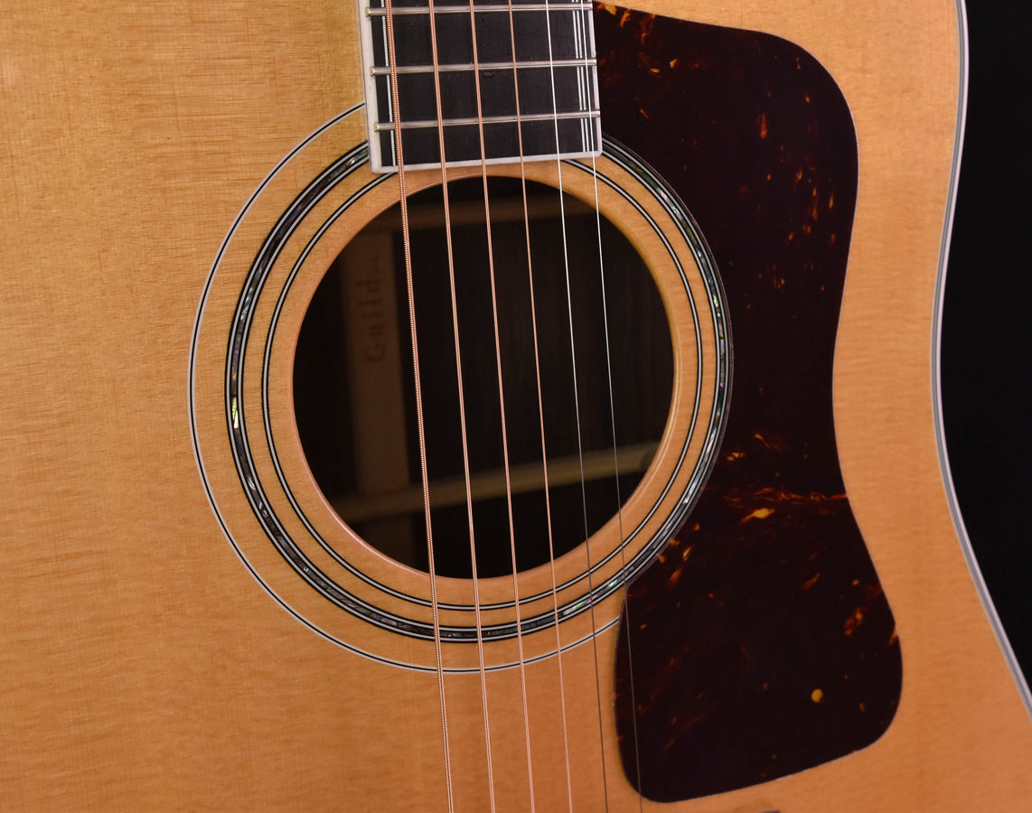 Nahaufnahme Schalllochbereich einer Guild D-55 Natural: Ringverzierung und Tonabnehmergitter