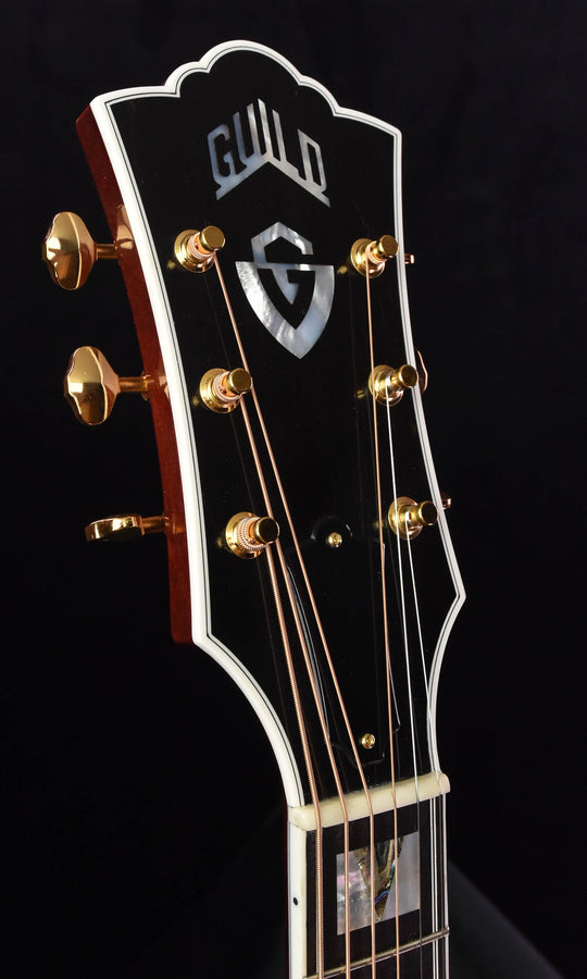 Kopfplatte mit „Guild“-Logo und goldenen Stimmmechaniken an der D-55 Natural