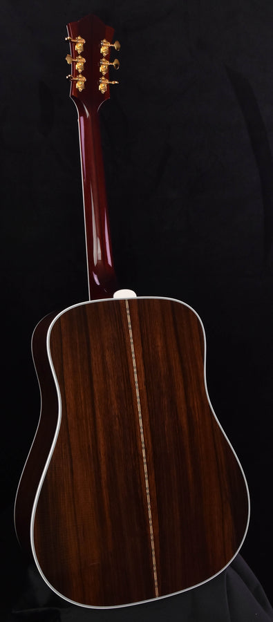 Rückseite einer akustischen Gitarre: dunkelbraunes Holzfurnier mit Mittelsaum