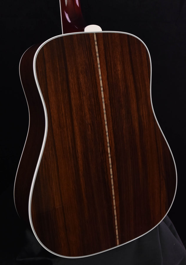 Akustikgitarren-Rückseite: ovales Korpusdesign, dunkelbraunes Holz, weiße Einfassung