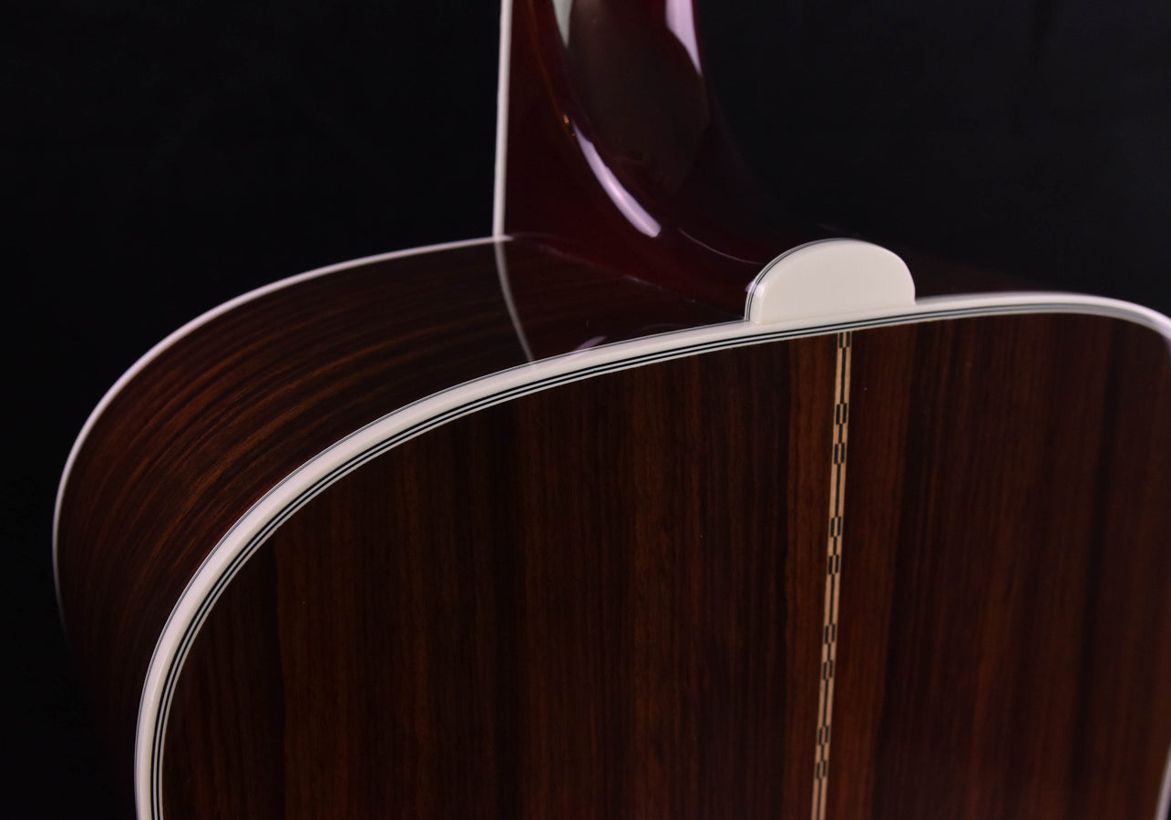 Oberer Korpusrand einer akustischen Gitarre: dunkelbraunes Holz, Stegseite und Binding