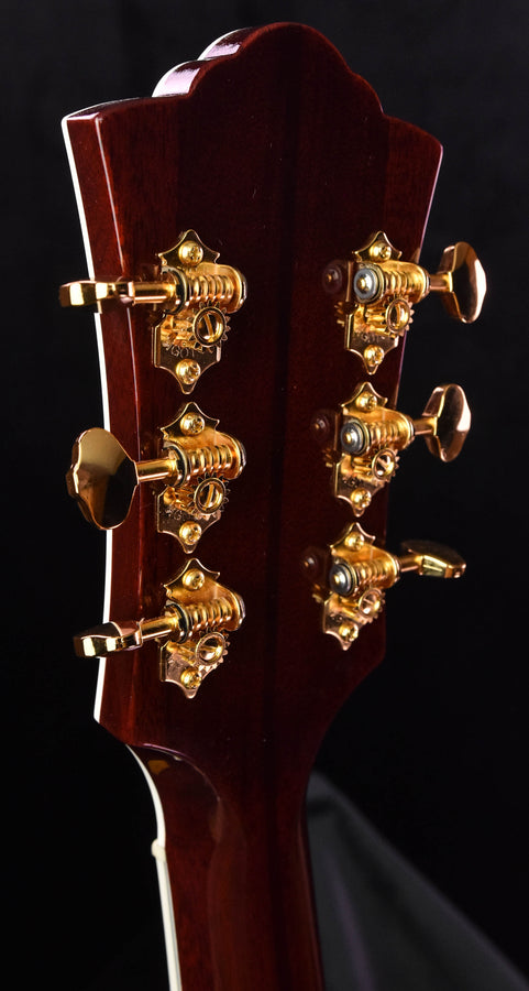 Kopfplatte mit goldenen Stimmmechaniken, dunkles Finish der Gitarre