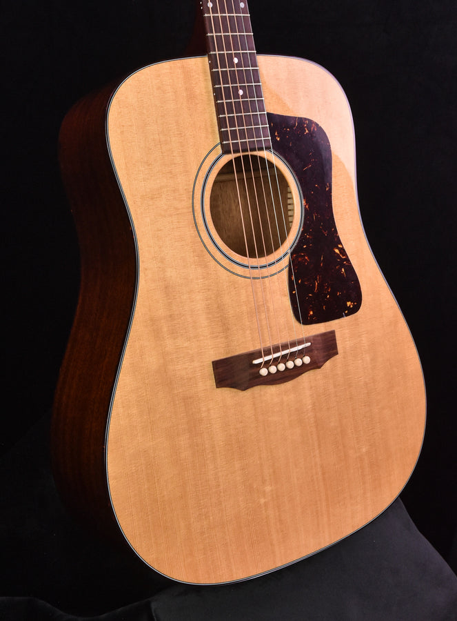 Guild D-40 Traditional- Natural Finish