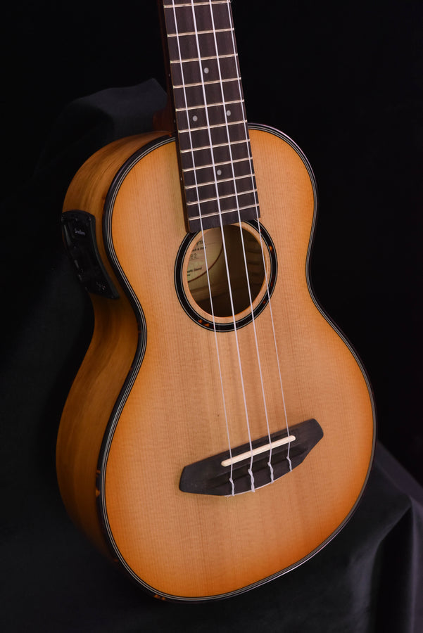 Breedlove Lu'au Concert Ukulelel Natural Shadow E Sitka Spruce/ Myrtlewood