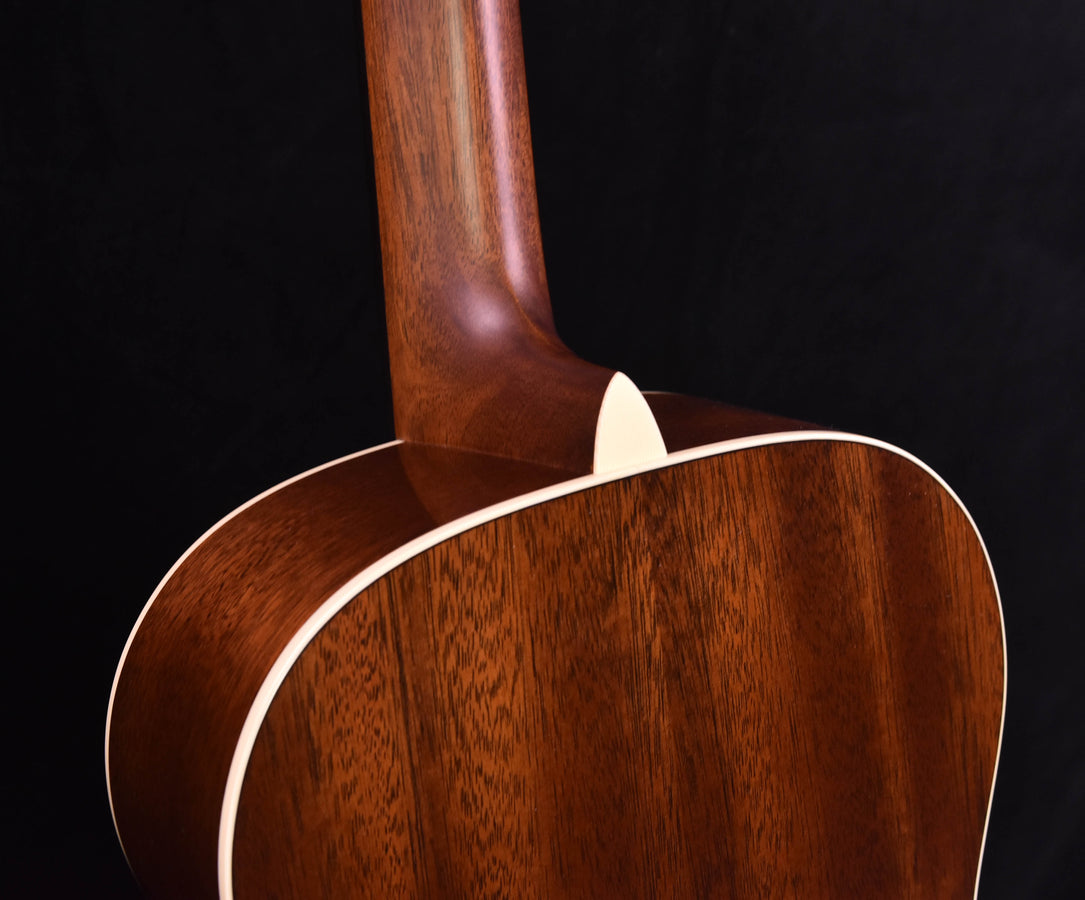 Martin CEO-7 14 Fret 00 Body Adirondack Spruce top