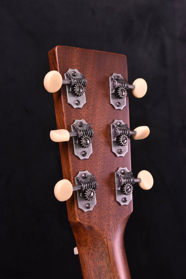 Martin CEO-7 14 Fret 00 Body Adirondack Spruce top