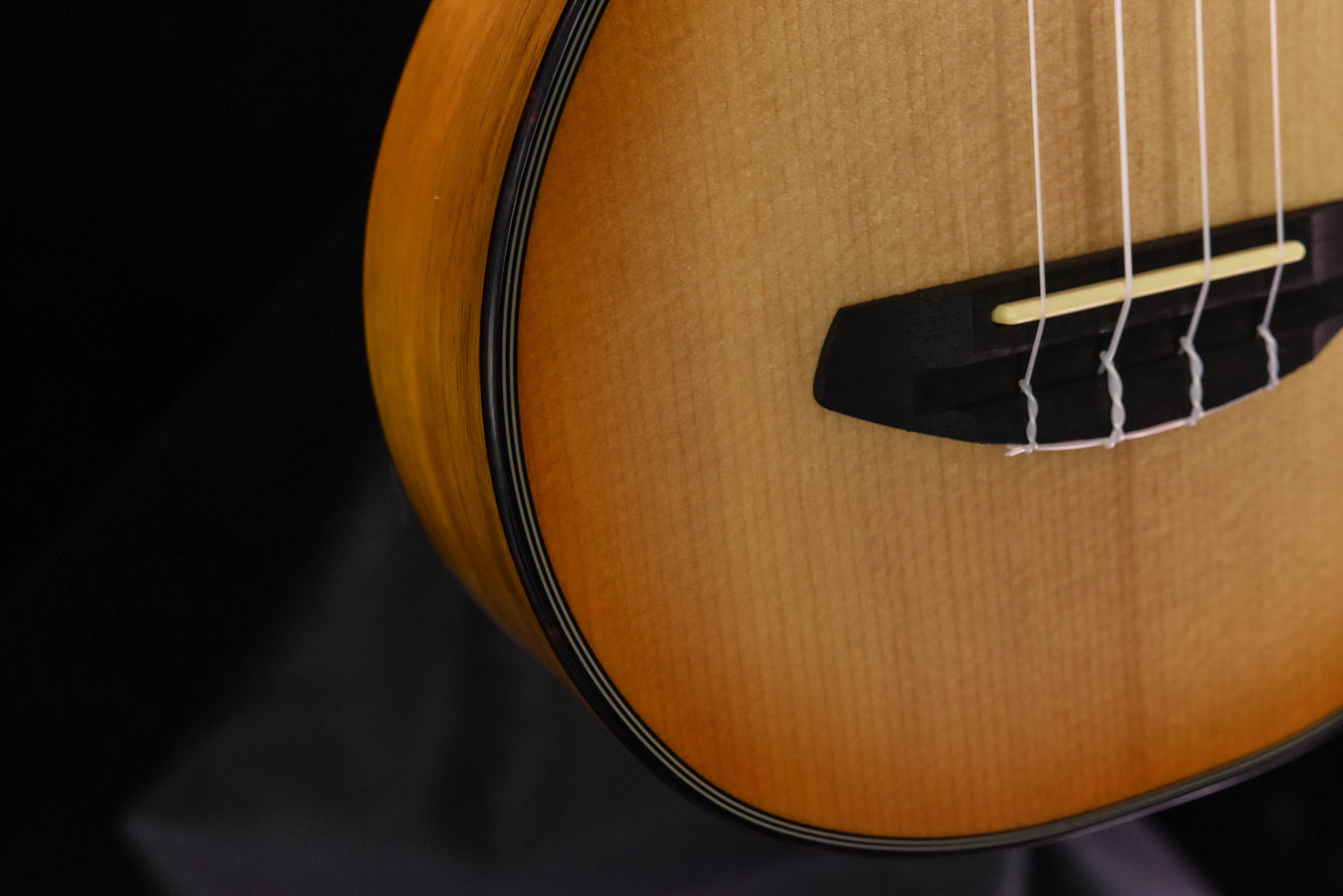 Breedlove Lu'au Concert Ukulelel Natural Shadow E Sitka Spruce/ Myrtlewood