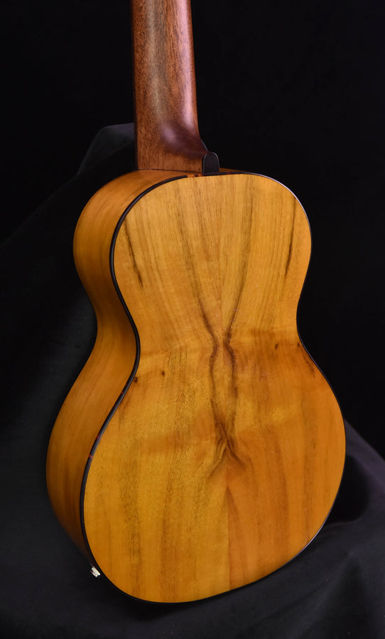 Breedlove Lu'au Concert Ukulelel Natural Shadow E Sitka Spruce/ Myrtlewood