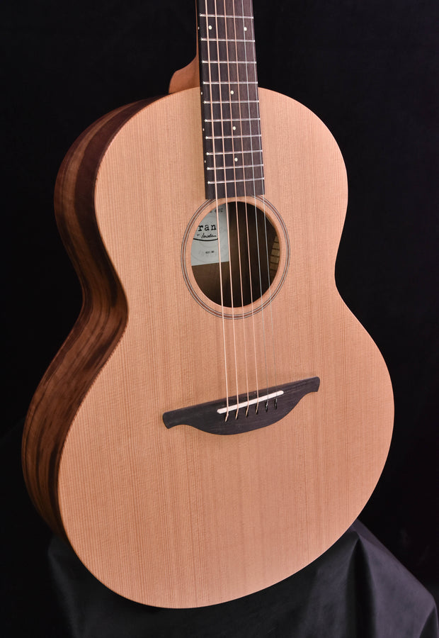 Sheeran by Lowden S01 Walnut and Cedar