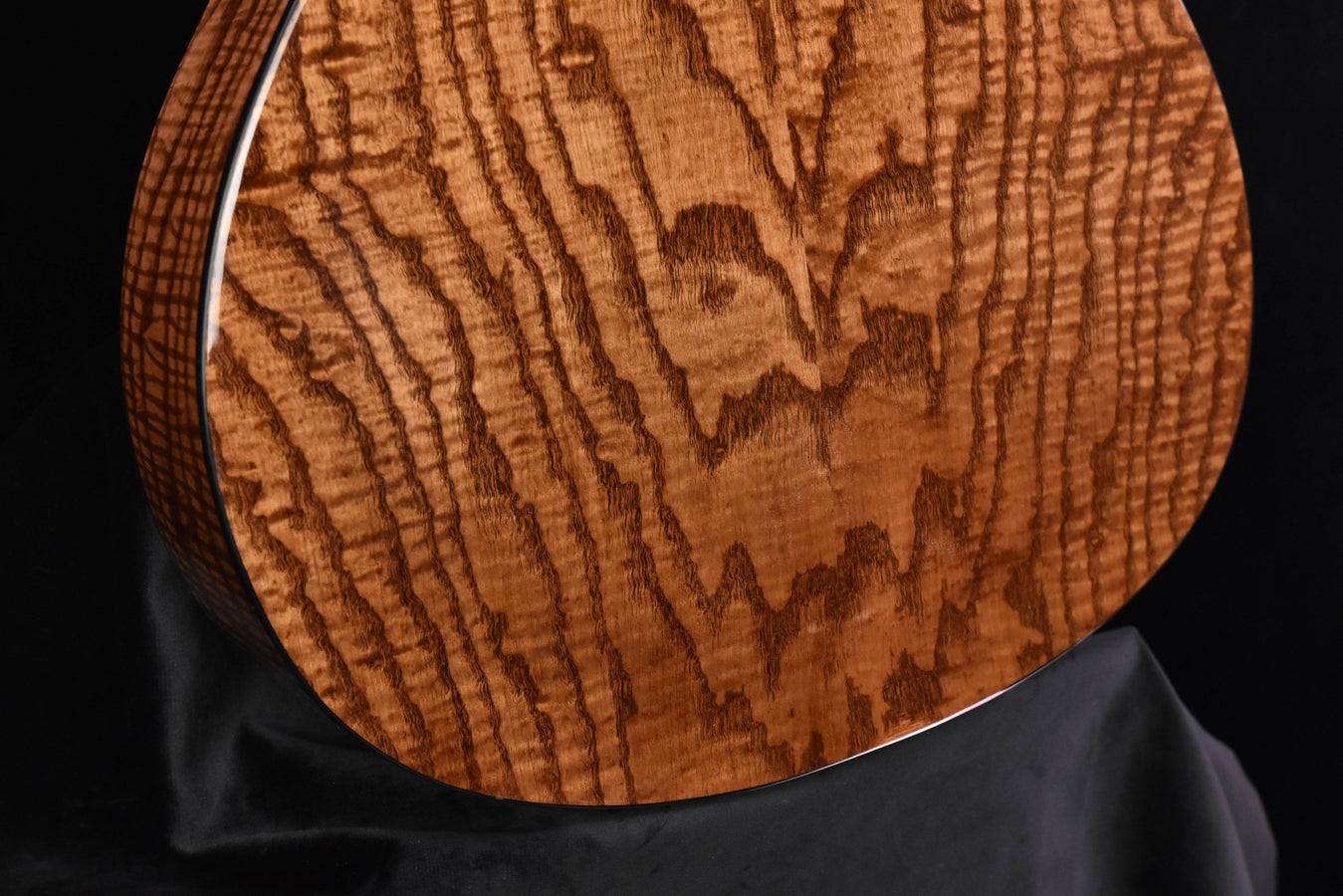 Guild OM-260CE Deluxe Burl Ash